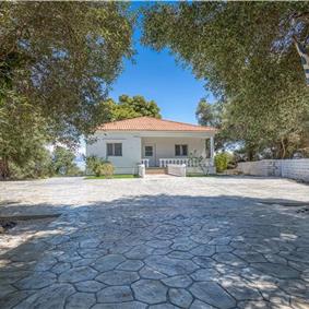 4 bedroom villa with pool by the sea, near Corfu town, sleeps 8